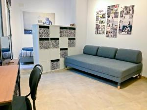 uma sala de estar com um sofá e uma mesa em Urban Manesa city center apartment with private patio em Manresa