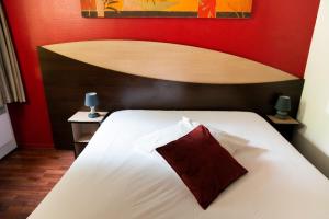 Postelja oz. postelje v sobi nastanitve Hôtel Bagatelle Paris Nord Roissy CDG