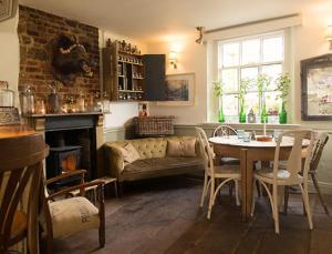 a living room with a table and a couch at Stunning Georgian Flat in The Heart of Midhurst Old Town in Midhurst