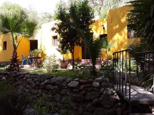 un jardín frente a un edificio amarillo en Au Bord de l'Eau, en Setti Fatma