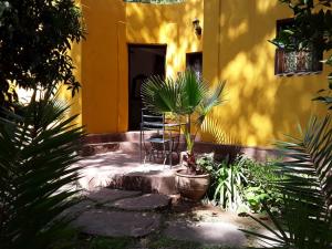 斯蒂法德瑪的住宿－奧博爾德利奧酒店，一座建筑前的庭院,庭院里摆放着椅子和植物