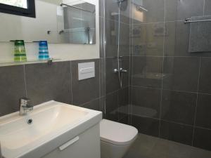 a bathroom with a toilet and a sink and a shower at Las Pardelas, Ferienhaus mit Meer-, Küsten- und Bergblick im grünen Norden Teneriffas in Las Cruces +38 photos