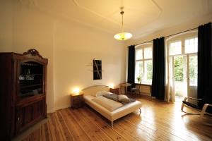 ベルリンにあるElegante Altbauwohnung (CB1)のベッドルーム1室(ベッド1台、大きな窓付)