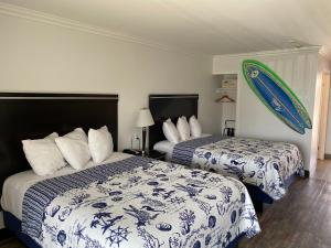 Кровать или кровати в номере Ocean Surf Inn & Suites