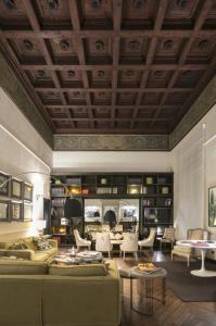 佛羅倫斯的住宿－Palazzo Lorenzo Hotel Boutique & Spa，带沙发和桌子的客厅