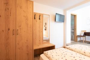 Postel nebo postele na pokoji v ubytování Garni Pircher + 37 fotografií