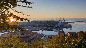 een uitzicht op een haven met boten in het water bij AnconaBed in Ancona