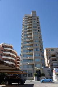 un grand bâtiment avec une voiture garée devant lui dans l'établissement Code Housing - Fintas - family only, à Koweït