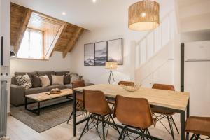 a kitchen and living room with a table and chairs at Mike by Totiaran in Naut Aran