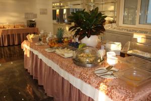 einen Tisch mit Essen in der Küche in der Unterkunft Villa Paradiso Suite in Moniga