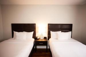 Postel nebo postele na pokoji v ubytování Hotel Newstar Montréal