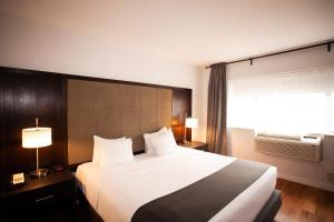 Postel nebo postele na pokoji v ubytování Hotel Newstar Montréal