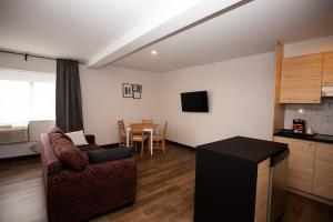 Kuchyň nebo kuchyňský kout v ubytování Hotel Newstar Montréal