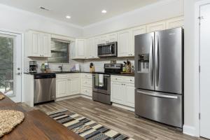 Η κουζίνα ή μικρή κουζίνα στο Modern Cades Cove Condo w Community Pool