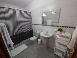 ein weißes Badezimmer mit Waschbecken und Toilette in der Unterkunft La casita de Candida in Tigaday