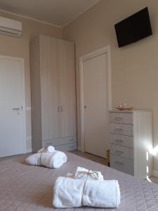 Affittacamere Stazione Empoli في إِمبولي: غرفة نوم مع منشفتين على سرير