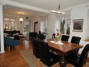 a dining room and living room with a table and chairs at Ferienwohnung Rossenhof in Weesby