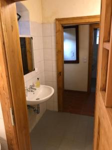 Ein Badezimmer in der Unterkunft Heuhof-Breitau Heulager