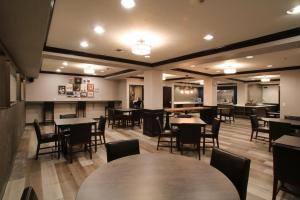 une salle à manger avec des tables et des chaises dans un restaurant dans l'établissement Oxford Suites Spokane Downtown, à Spokane