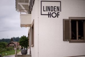 een bord aan de zijkant van een gebouw bij Lindenhof Ebnet in Entlebuch