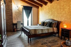 A bed or beds in a room at Agriturismo le Fontanelle da Valente