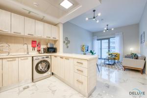 Kuchyň nebo kuchyňský kout v ubytování Exceptional 1BR in MAG 5, Emaar South by Deluxe Holiday Homes
