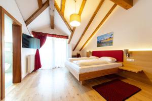 una camera con un letto e una grande finestra di Hotel Ristorante Lewald a Bolzano