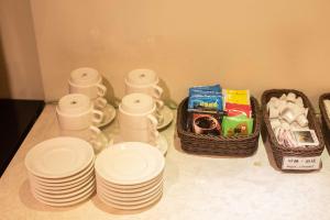 Discovery Motel - Yanping في تايبيه: مجموعة من الأطباق البيضاء والسلات على منضدة