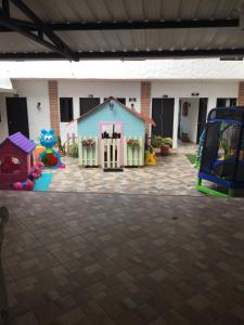 Clubul copiilor de la Hotel Ozzy
