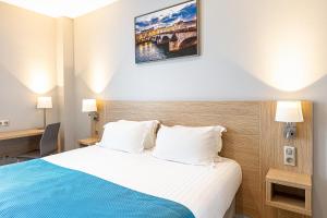 Кровать или кровати в номере Paris d'Issy Hôtel Porte de Versailles
