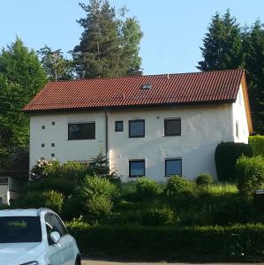 Casa blanca con techo rojo en El Refugio GD, en Schwäbisch Gmünd