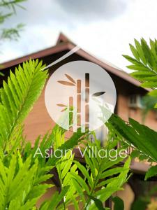 um sinal em frente a uma casa com folhas verdes em Asian Village Tagaytay em Tagaytay