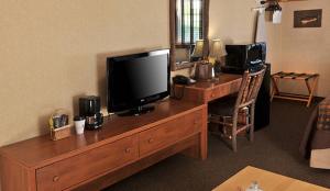 TV a/nebo společenská místnost v ubytování Boarders Inn & Suites by Cobblestone Hotels in Waukon