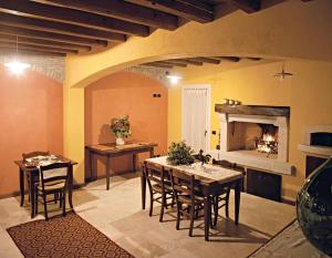 sala de estar con mesa y chimenea en Casa Carrer B&B, en San Giovanni di Livenza
