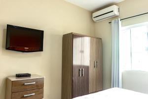 TV a/nebo společenská místnost v ubytování Apto1 COM AR COND WI-FI E TV SMART