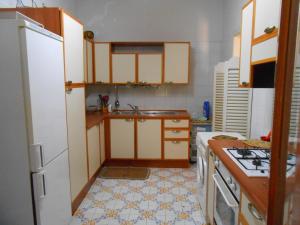 cocina pequeña con fregadero y fogones en Villa Gilda, en Trabia