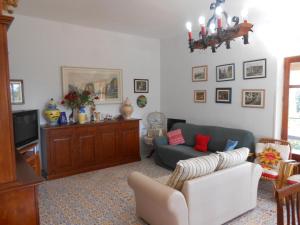 sala de estar con sofá y TV en Villa Gilda, en Trabia