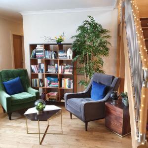 Χώρος καθιστικού στο The Sleeping Dog Room at The Grumpy Schnauzer BnB Huge Room, Luxe Suite, Private Hot Tub, Breakfast, Gym, Games Room, Farm Stay, Amazing