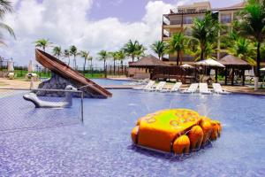 アキラスにあるBeach Living 1111のリゾートプールの水中滑り台