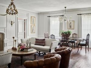 Posezení v ubytování Commodore Perry Estate, Auberge Resorts Collection