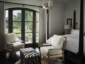 Posezení v ubytování Commodore Perry Estate, Auberge Resorts Collection