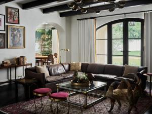 Posezení v ubytování Commodore Perry Estate, Auberge Resorts Collection