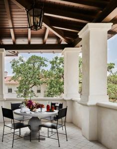 Posezení v ubytování Commodore Perry Estate, Auberge Resorts Collection
