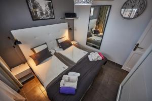 プラヤ・デル・イングレスにあるStargate Apartmentの小さなベッドルーム(タオル付きのベッド1台付)