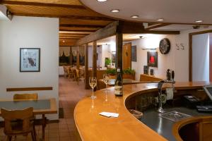 Restoran või mõni muu söögikoht majutusasutuses Auberge du Prévoux