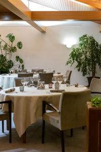 Restoran või mõni muu söögikoht majutusasutuses Auberge du Prévoux