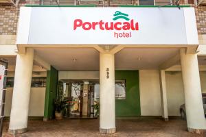 una señal para un hotel potencial en la parte delantera de un edificio en Hotel Portucali, en Ribeirão Preto