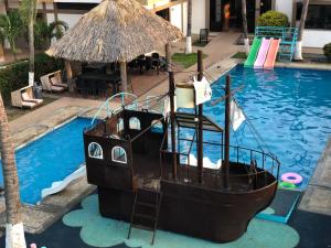 una barca nel mezzo di una piscina di Hotel Villa Murano a Puerto Arista