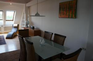 uma sala de jantar com uma mesa verde e cadeiras em Ferienwohnung Donauauen em Orth an der Donau