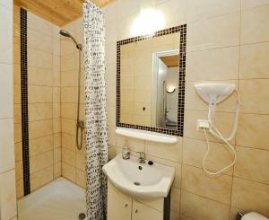 a bathroom with a sink and a shower with a mirror at Święty Spokój Bieszczady 782-047-324 in Ustrzyki Dolne